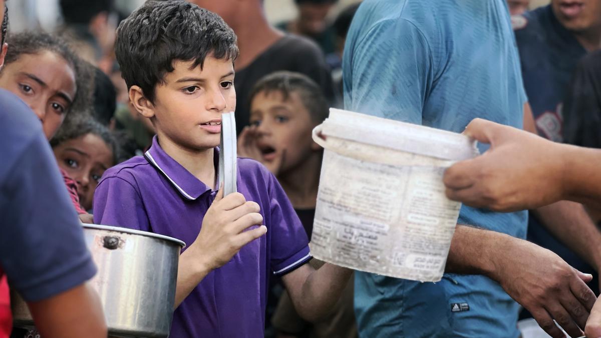 Las amenazas de los bombardeos y el genocidio obligan a miles de gazatíes a abandonas sus hogares