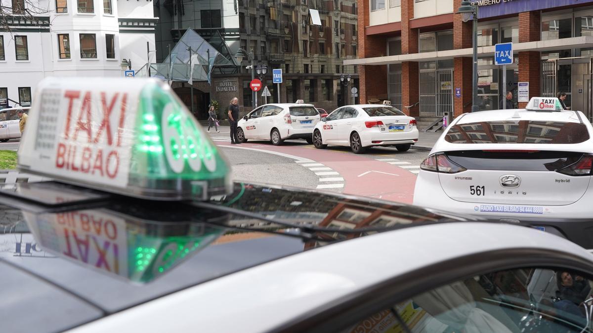 Disponer de la App TaxiBilbao será de uso obligatorio en todos los vehículos, lo que permitirá solicitar un servicio y conocer el tiempo del trayecto en la ruta más corta. La aplicación informará del precio al inicio del trayecto con el objetivo de que la persona usuaria pague como máximo el importe indicado en la app.