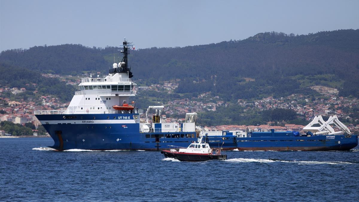 El buque 'Ártabro', que inspeccionará el pecio del 'Villa de Pitanxo', a su salida del puerto de Vigo.