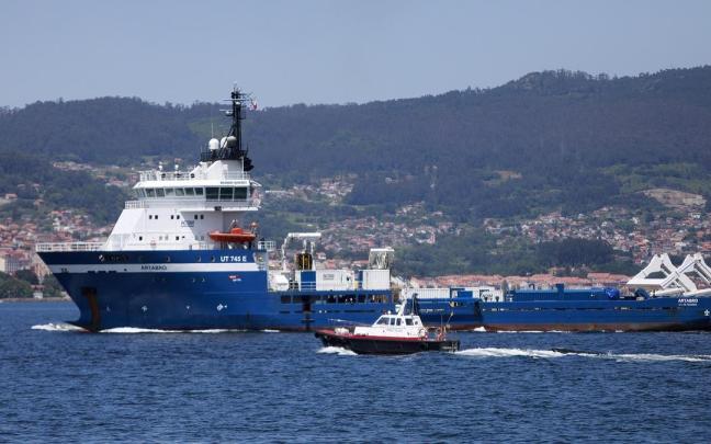El buque 'Ártabro', que inspeccionará el pecio del 'Villa de Pitanxo', a su salida del puerto de Vigo.