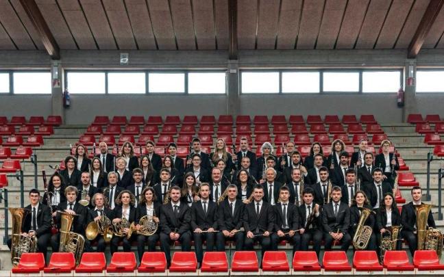 La banda de música de Oñati en una foto de familia.