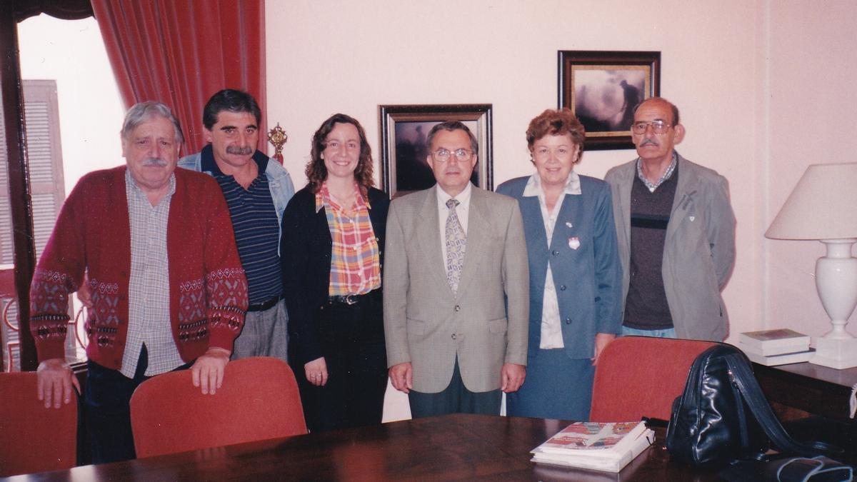 Varias personas de la delegación de José C. Paz que asistieron a la ceremonia del hermanamiento con el alcalde Ángel Iturbe.