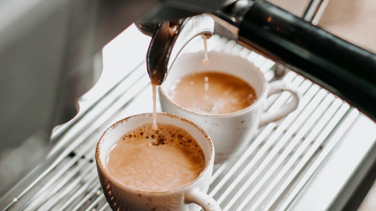 Dos tazas de café en la cafetera