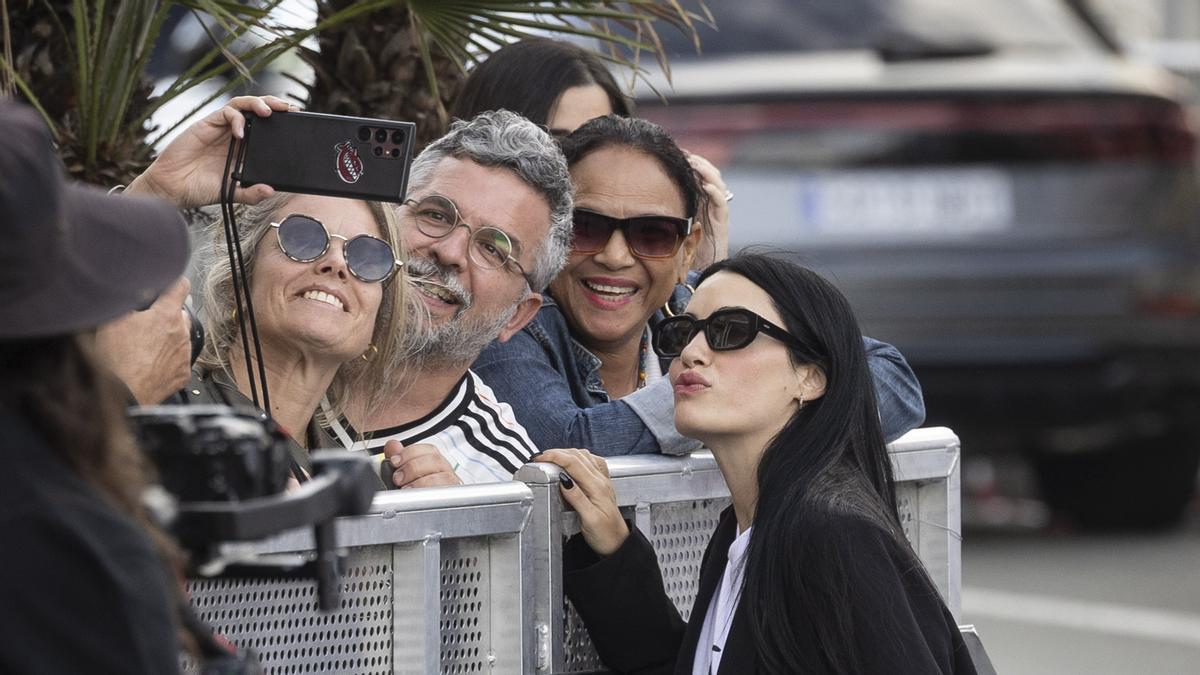 La actriz Lali Espósito atiende al público durante la presentación de la película 'Glaxo'.