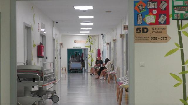 Varios usuarios de un ambulatorio esperan su turno para ser atendidos por su médico