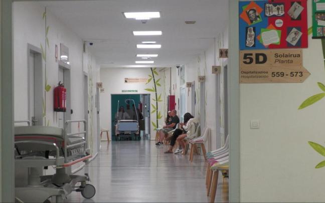Varios usuarios de un ambulatorio esperan su turno para ser atendidos por su médico