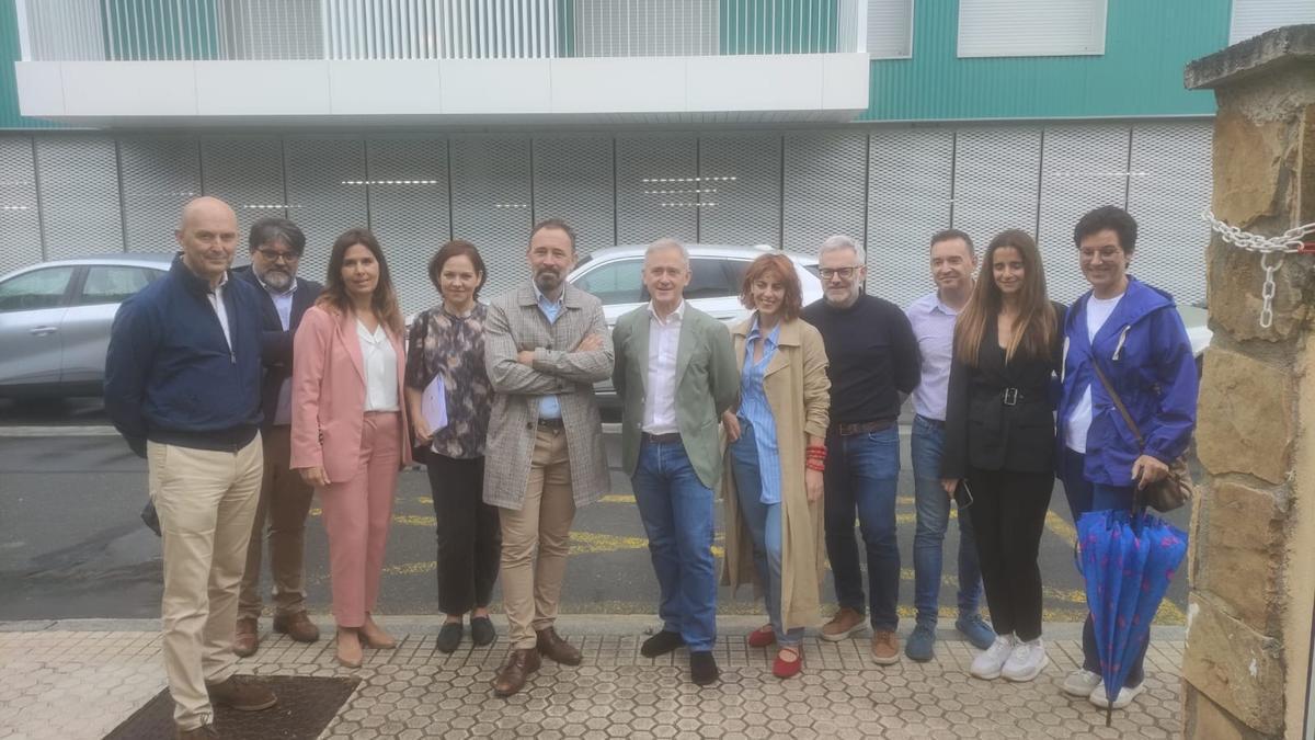 Erakundeetako ordezkariak eta obrako arduradunak, bisitaren ostean.