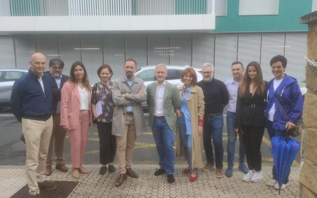 Erakundeetako ordezkariak eta obrako arduradunak, bisitaren ostean.