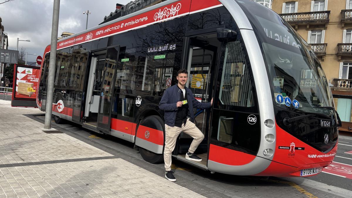 El delegado de Movilidad Sostenible, Sergio Javier, a bordo de uno de los autobuses eléctricos del servicio Irunbus.