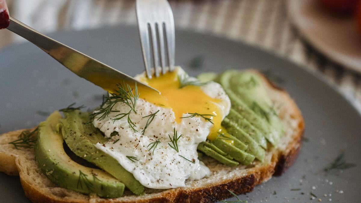 Tostada de aguacate y huevo poché