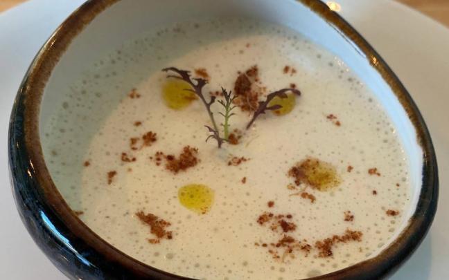 Gazpacho con mousse de ajo blanco.