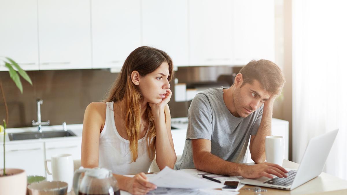 Una pareja pone al día su contabilidad doméstica.
