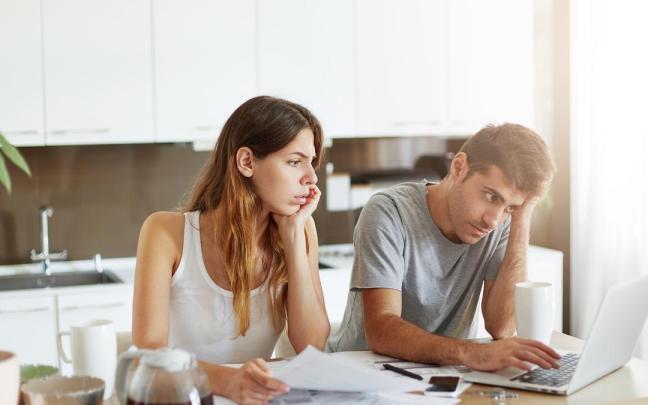 Una pareja pone al día su contabilidad doméstica.