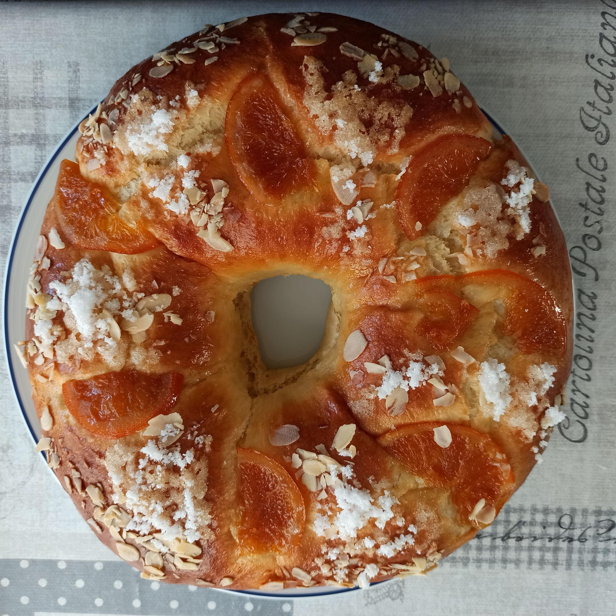 Rosco decorado con azúcar, almendra y naranjas confitadas.