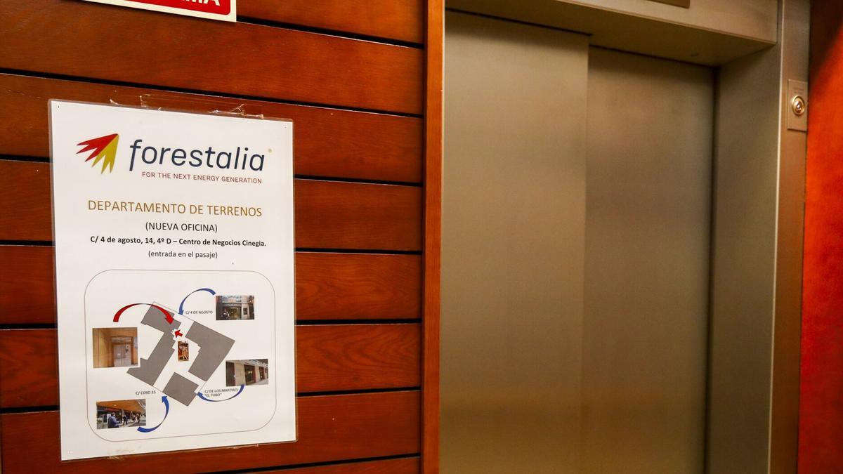 Agentes de la UCO están registrando la sede de la empresa Forestalia en Zaragoza.