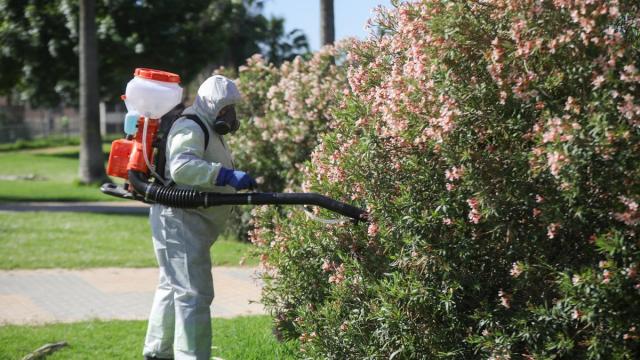 Un operario inician las labores de fumigación y el tratamiento de imbornales contra el mosquito para prevenir el Virus del Nilo