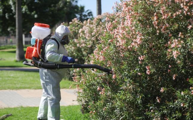 Un operario inician las labores de fumigación y el tratamiento de imbornales contra el mosquito para prevenir el Virus del Nilo