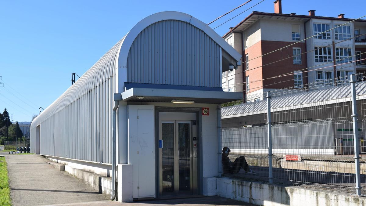 Ascensor que da acceso al paso inferior.