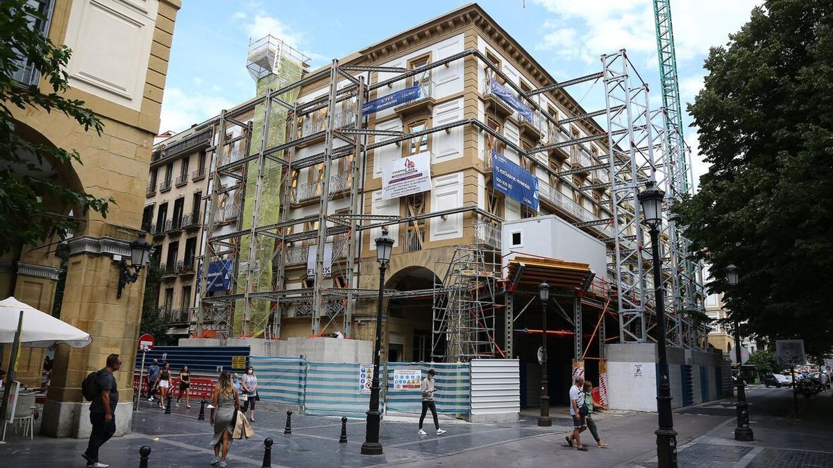 Un edificio en obras en el centro de Donostia