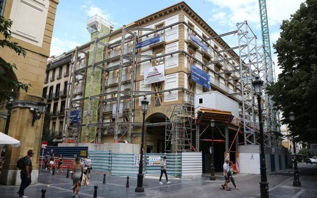 Un edificio en obras en el centro de Donostia