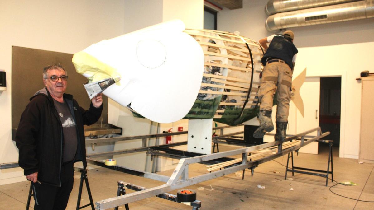 El presidente del SUDC, Juan Luis Arkauz, junto a la estructura de la sardina, que Iosu Arkauz fabrica con todo detalle.