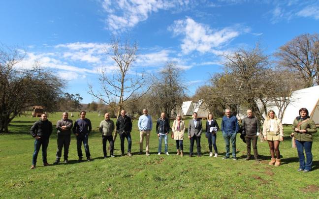 El consejero de Desarrollo Económico y Empresarial, Mikel Irujo; y la directora general de Turismo, Comercio y Consumo, Maitena Ezkutari, acompañados por representantes municipales de la zona, de la UTE gestora del camping, de empresas construct El consejero de Desarrollo Económico y Empresarial, Mikel Irujo; y la directora general de Turismo, Comercio y Consumo, Maitena Ezkutari, acompañados por representantes municipales de la zona, de la UTE gestora del camping, de empresas construct