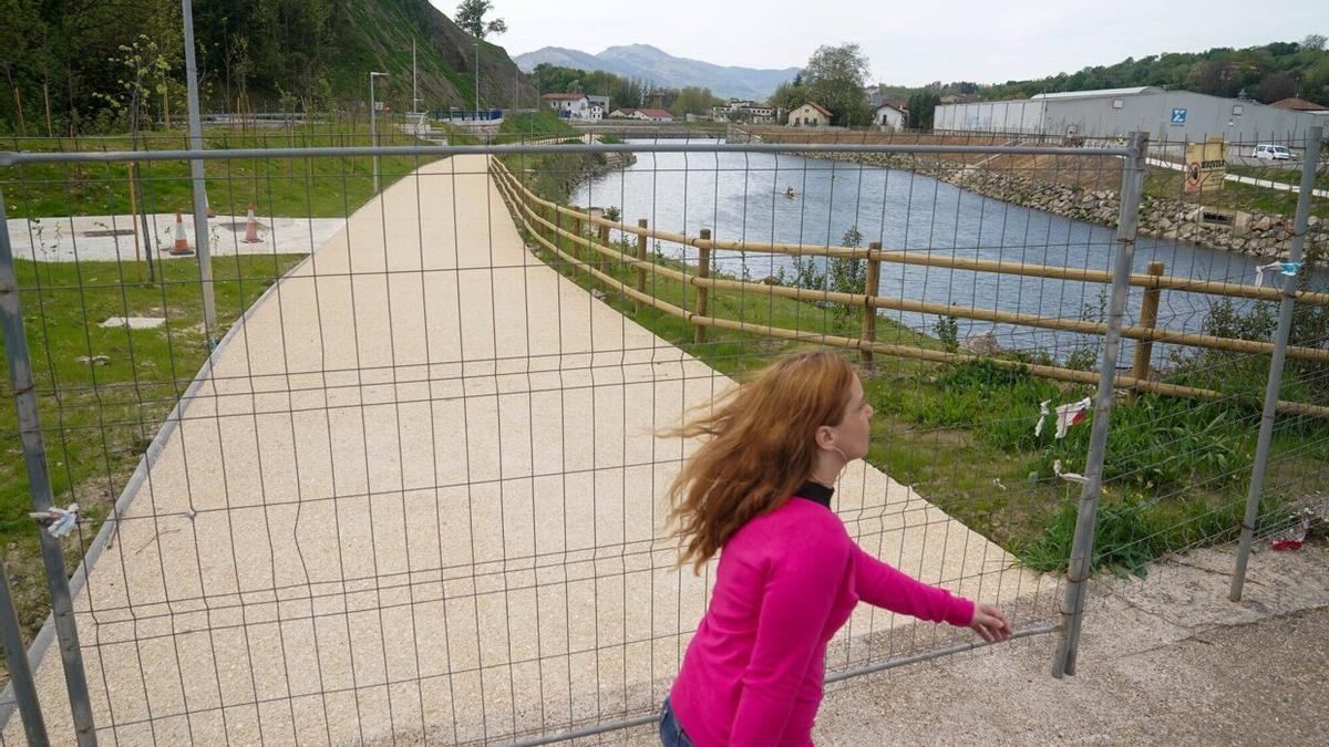 Una mujer pasa junto al renovado paseo de Sarroeta, junto al que se levantará el nuevo hotel.