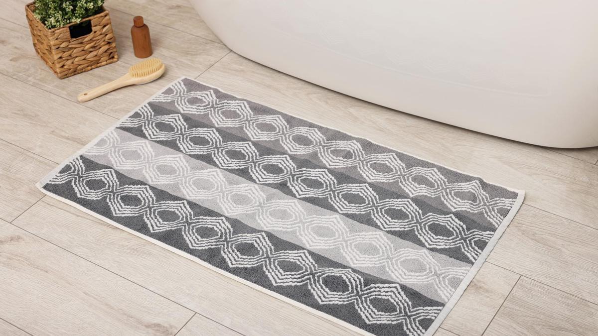 Alfombrilla de baño de algodón con dibujos geométricos.