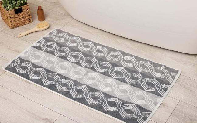 Alfombrilla de baño de algodón con dibujos geométricos.