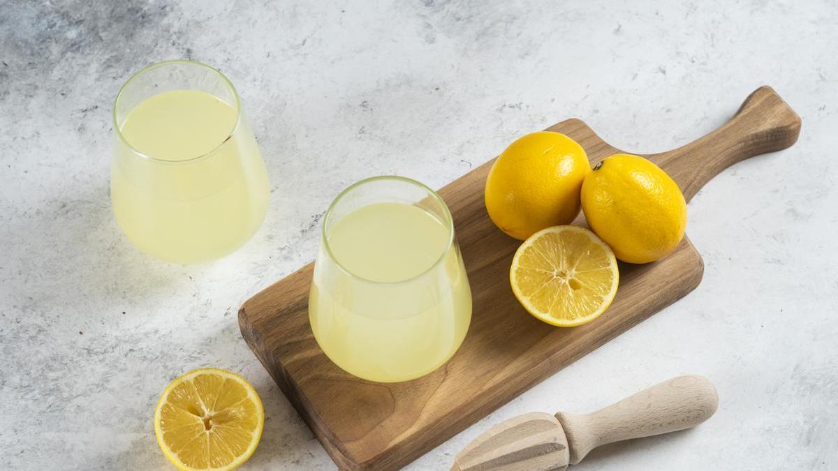 Zumo de limón recién exprimido