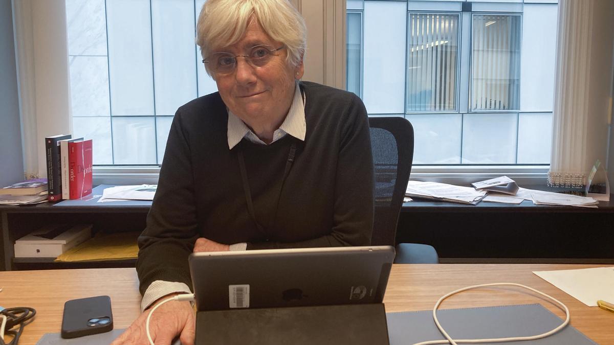 La exconsellera catalana y eurodiputada de JxCat Clara Ponsatí, en su despacho de Bruselas