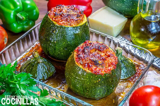 Calabacines rellenos de atún con tomate y pimientos