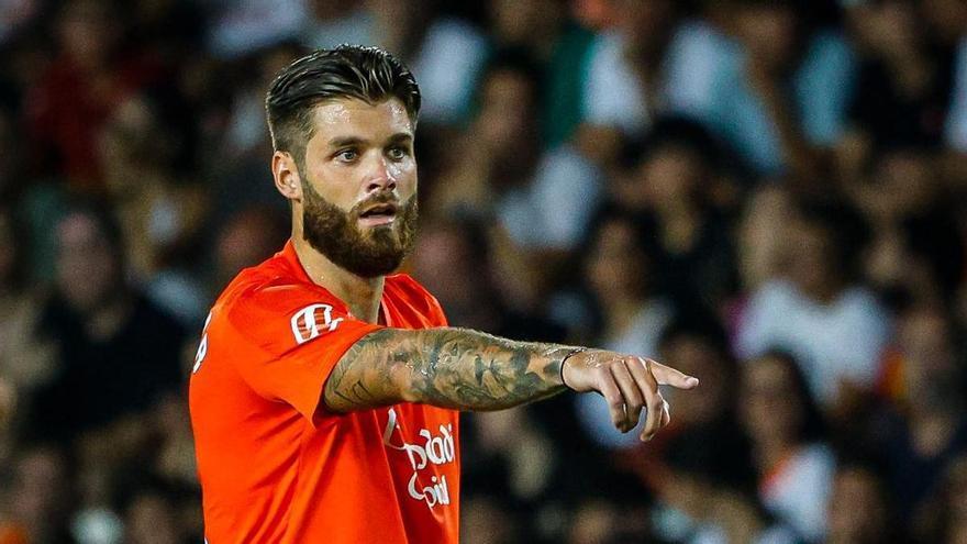 Caleta-Car está sancionado por ciclo de tarjetas amarillas. REAL SOCIEDAD