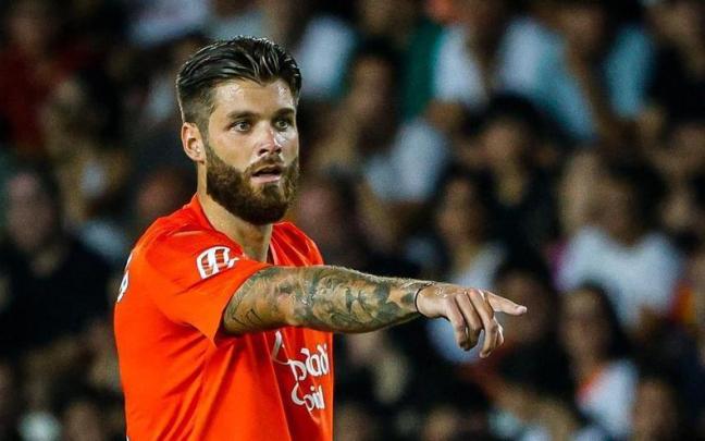 Caleta-Car está sancionado por ciclo de tarjetas amarillas. REAL SOCIEDAD