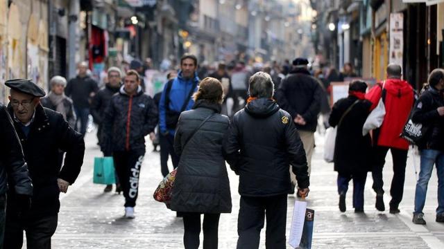 Decenas de personas caminan por la calle Estafeta de Pamplona. Archivo