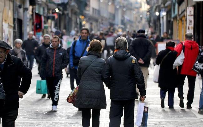 Decenas de personas caminan por la calle Estafeta de Pamplona. Archivo