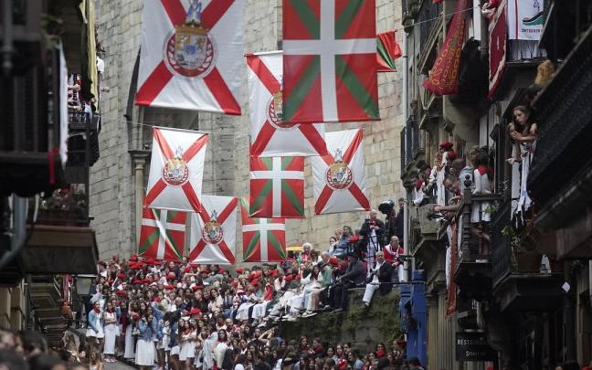 Calle Mayor de Hondarribia un 8 de septiembre / Noticias de Gipuzkoa - Rubén Plaza. 
