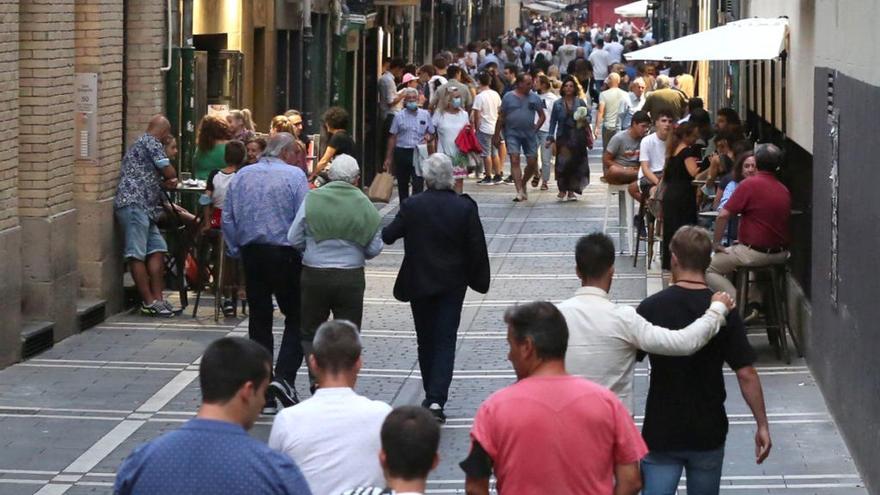 Personas paseando por el Casco Viejo de Pamplona. Javier Bergasa