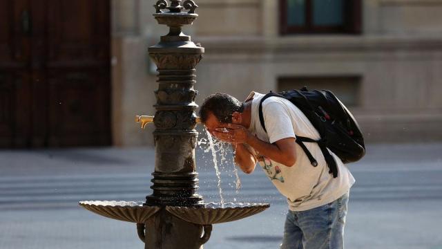 Un hombre se refresca en una fuente Javier Bergasa