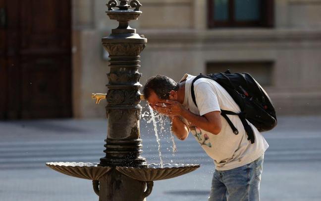 Un hombre se refresca en una fuente Javier Bergasa
