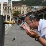Un hombre se refresca en una fuente de Bilbao. Foto: Oskar González Un hombre se refresca en una fuente de Bilbao. Foto: Oskar González