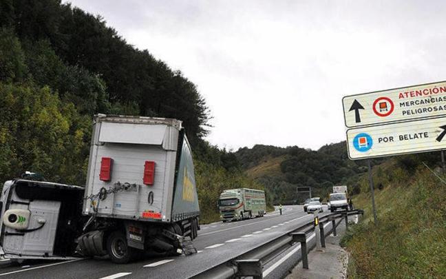 Imagen de archivo de un camión accidentado