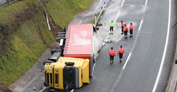 El camión volcado en Errenteria. Iker Azurmendi