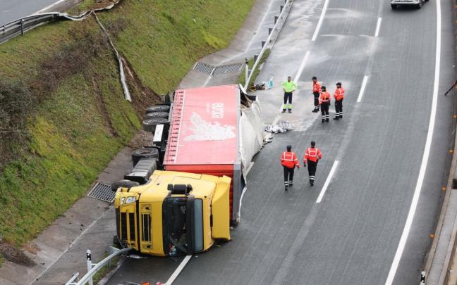 El camión volcado en Errenteria. Iker Azurmendi