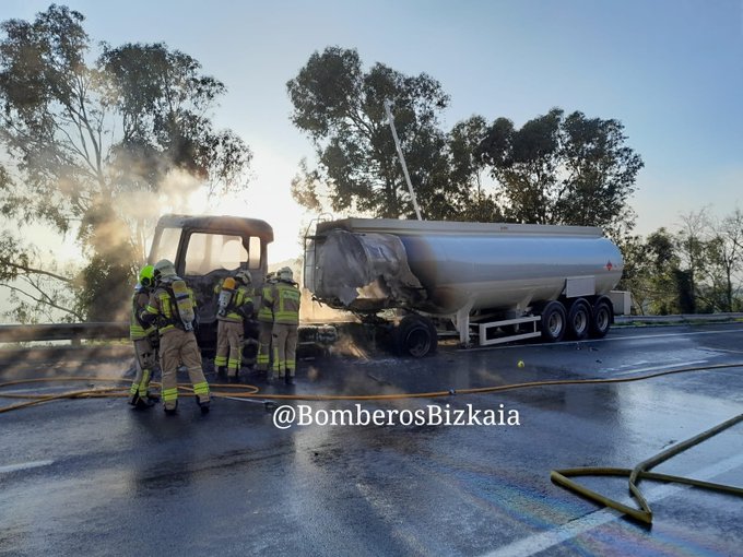 El camión cisterna accidentado cerca del Puerto de Santurtzi ha quedado completamente calcinado | Bomberos Bizkaia