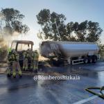 El camión cisterna accidentado cerca del Puerto de Santurtzi ha quedado completamente calcinado | Bomberos Bizkaia