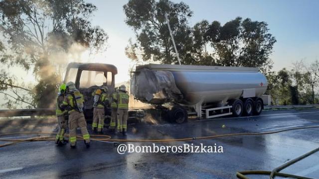 El camión cisterna accidentado cerca del Puerto de Santurtzi ha quedado completamente calcinado | Bomberos Bizkaia