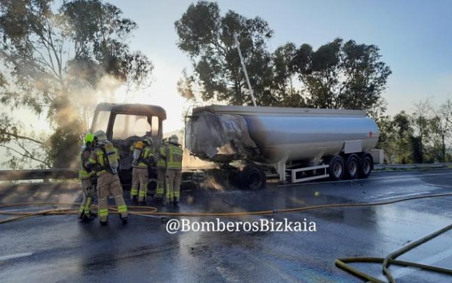El camión cisterna accidentado cerca del Puerto de Santurtzi ha quedado completamente calcinado | Bomberos Bizkaia El camión cisterna accidentado cerca del Puerto de Santurtzi ha quedado completamente calcinado | Bomberos Bizkaia