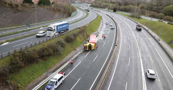 El camión volcado en Errenteria. Iker Azurmendi
