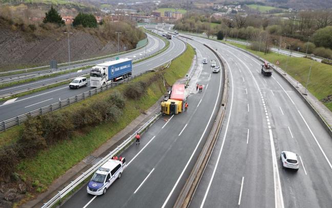 El camión volcado en Errenteria. Iker Azurmendi
